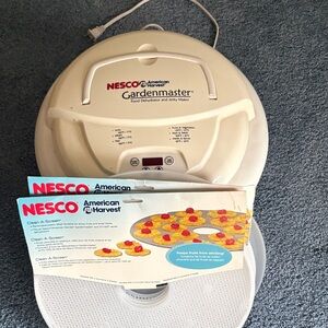 Enesco Gardenmaster Dehydrator - Cream and Red